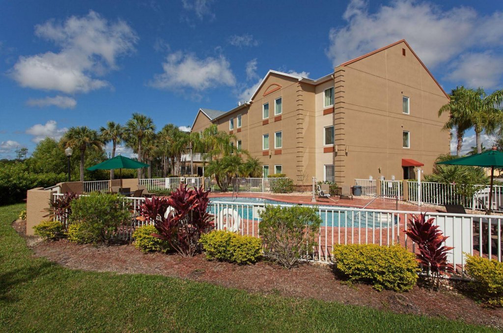 Фото Holiday Inn Express & Suites Port Charlotte, an Ihg Hotel