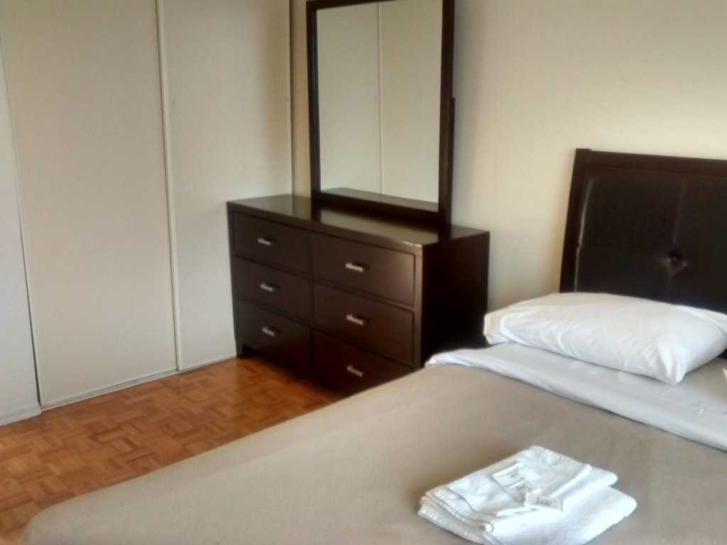 Фото Toronto Furnished Living - Gerard St. E