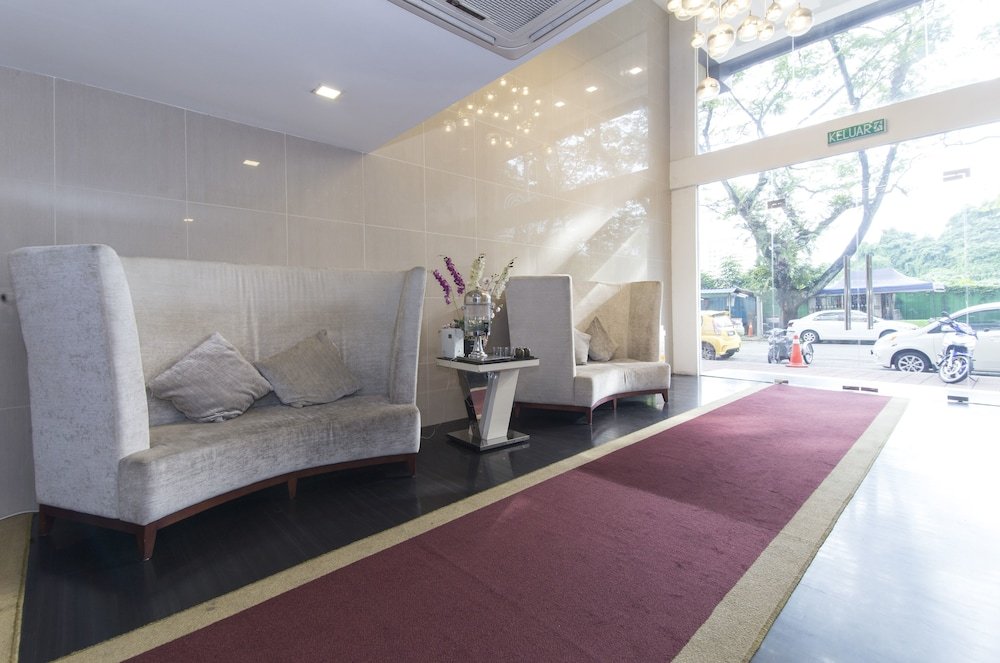 Фото Zen Rooms Royce Hotel