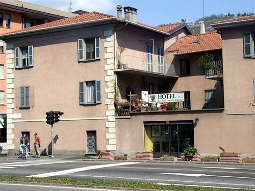 Гостиница Hotel Il Loggiato Dei Serviti в Комо