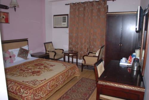 Фото Revels Plum Hotel