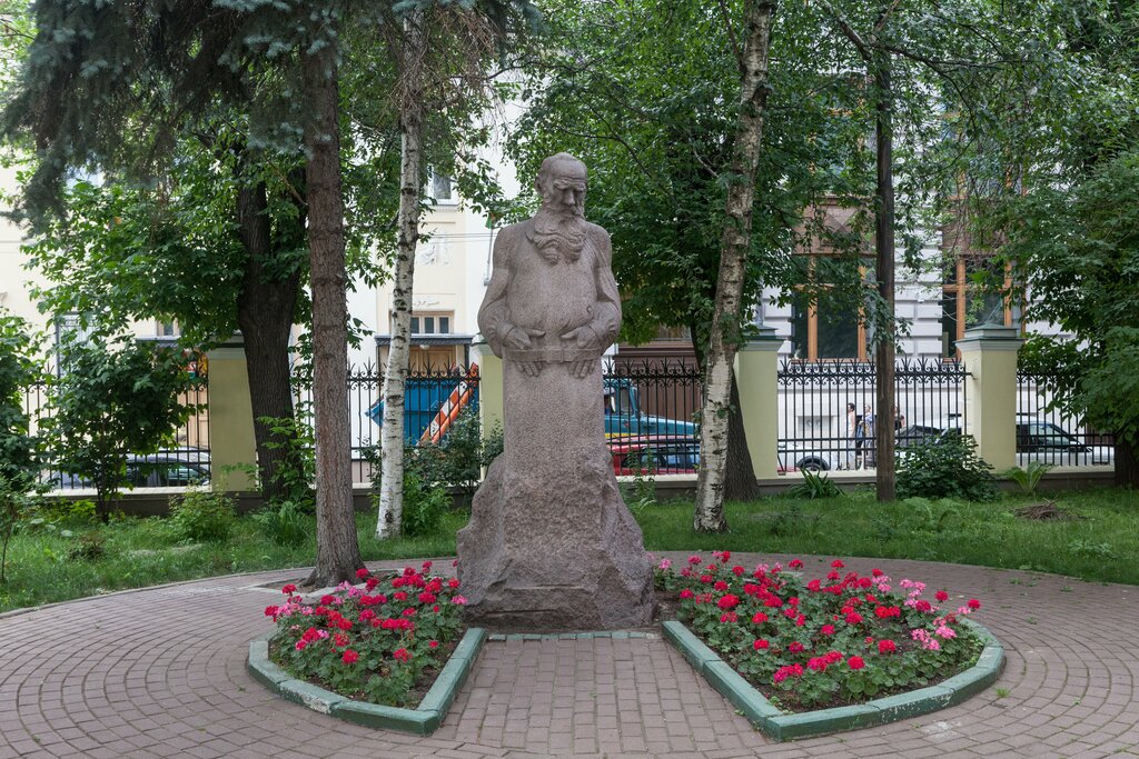 Monument, memorial Л.Н. Толстой, Moscow, photo