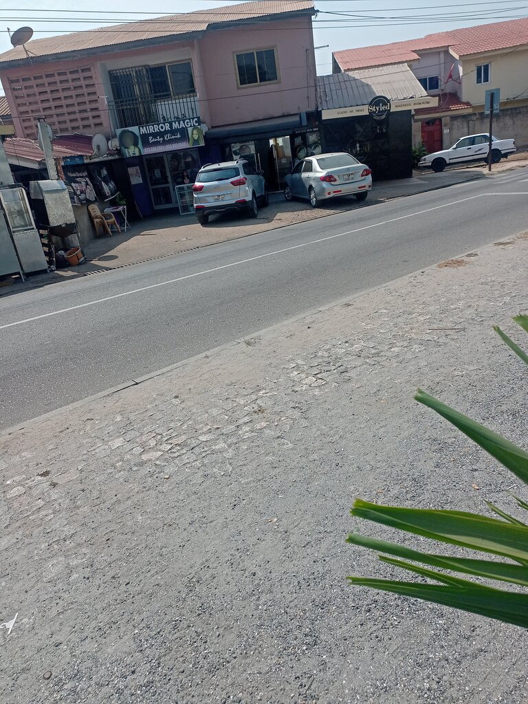 Clothing store Golden Bee Trendz, Accra, photo