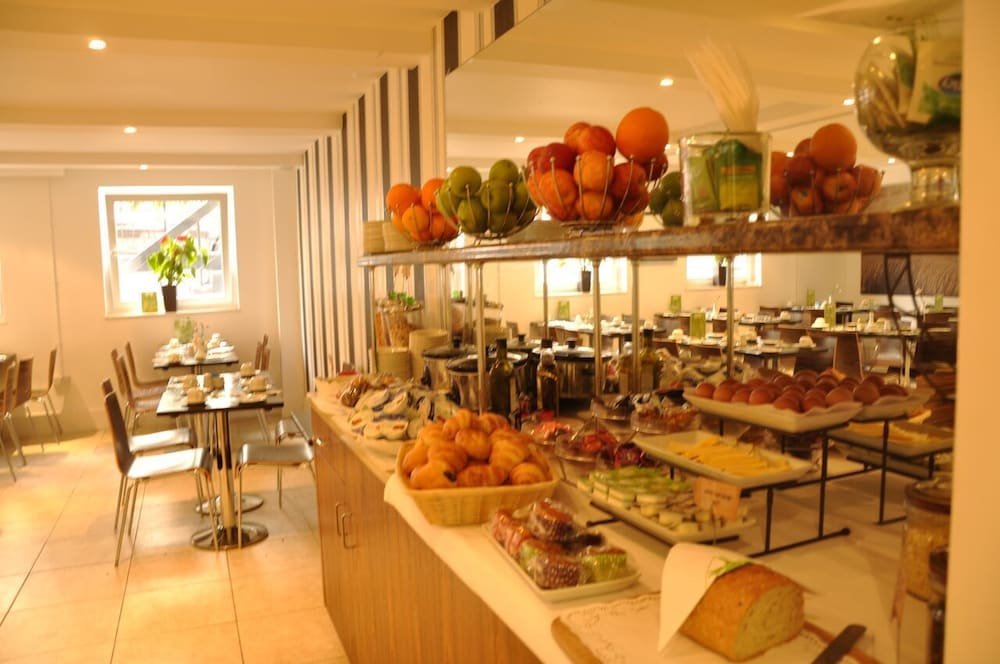 Фото Kensington Court Hotel