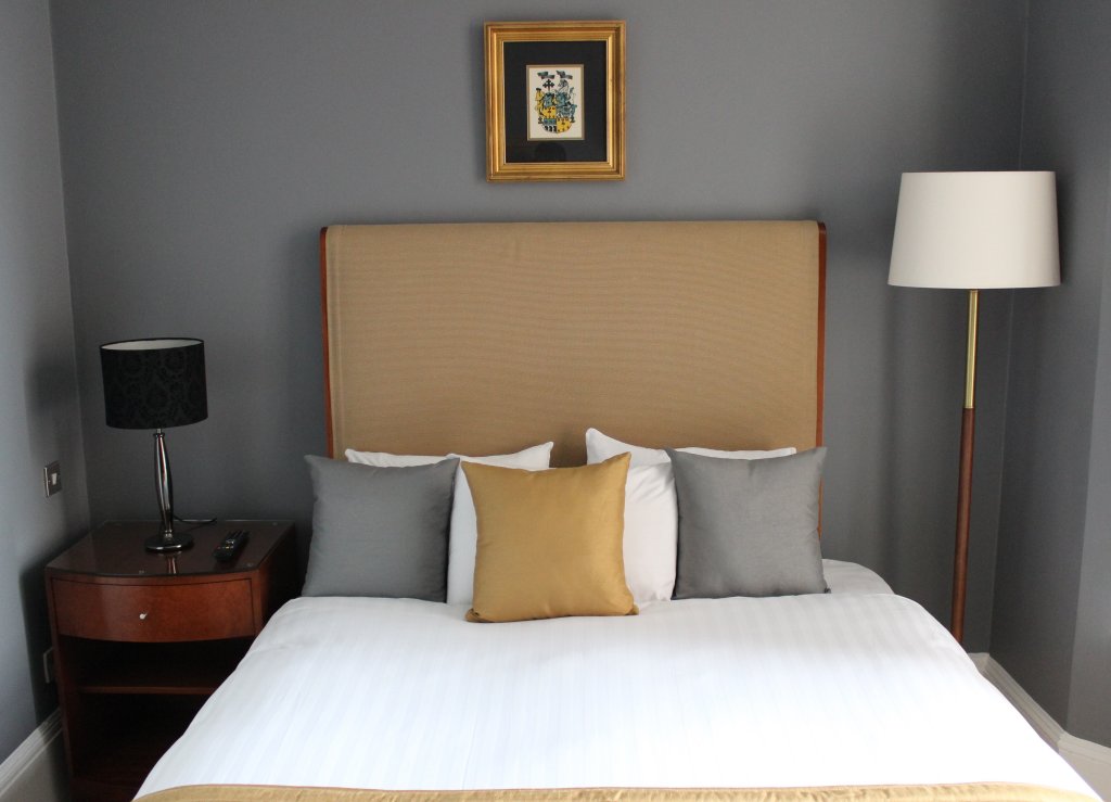 Фото Ambassador Court Hotel