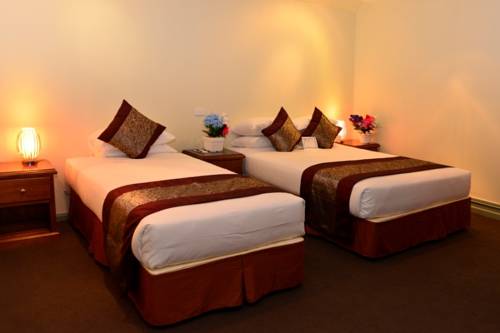 Фото Twin Towers Inn