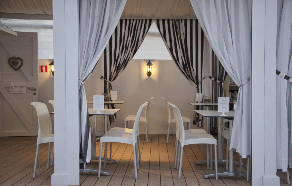 Фото Kiwi International Hotel