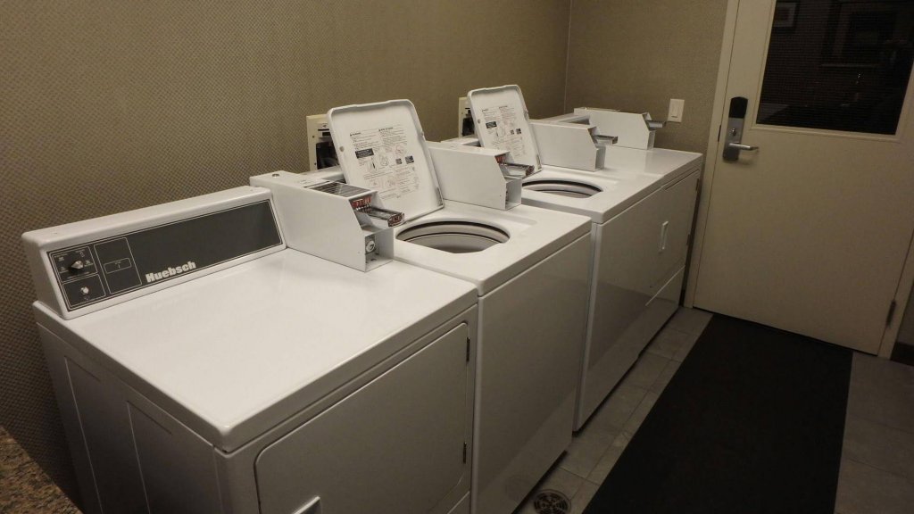 Фото Comfort Suites Kelowna