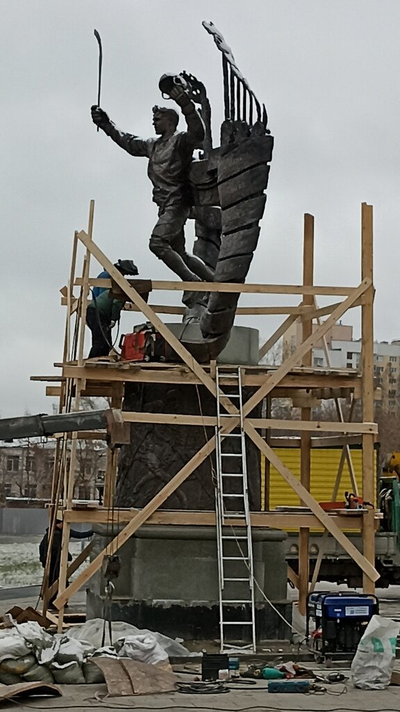 Genre sculpture Футболист - скульптура к чемпионату мира 2018, Yekaterinburg, photo