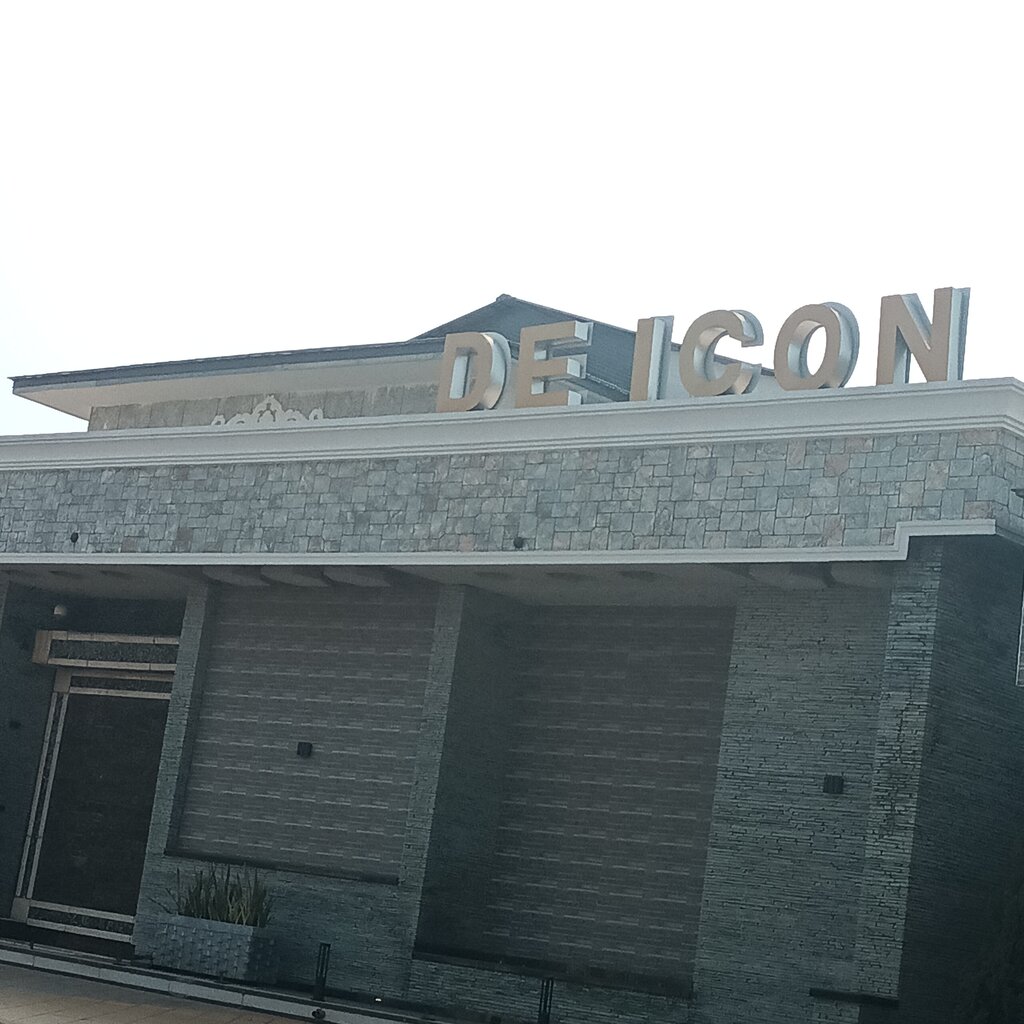 Perfume and cosmetics shop De-Icon, Accra, photo