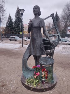 Паше Строгановой, героине фильма Начало, сыгранной Инной Чуриковой (dachny posyolok Kraskovo, ulitsa Lorkha, 7) ، نصب تذكاري للحرب، مقبرة جماعية