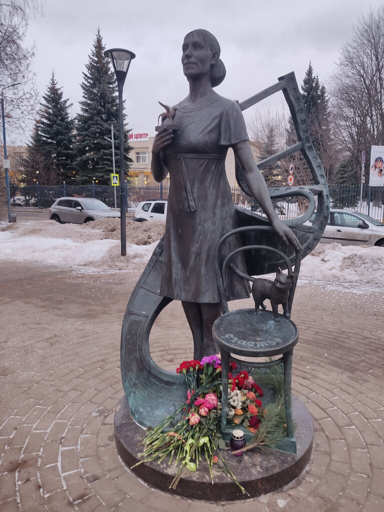 Abidə, memorial Паше Строгановой, героине фильма Начало, сыгранной Инной Чуриковой, Moskva və Moskva vilayəti, foto