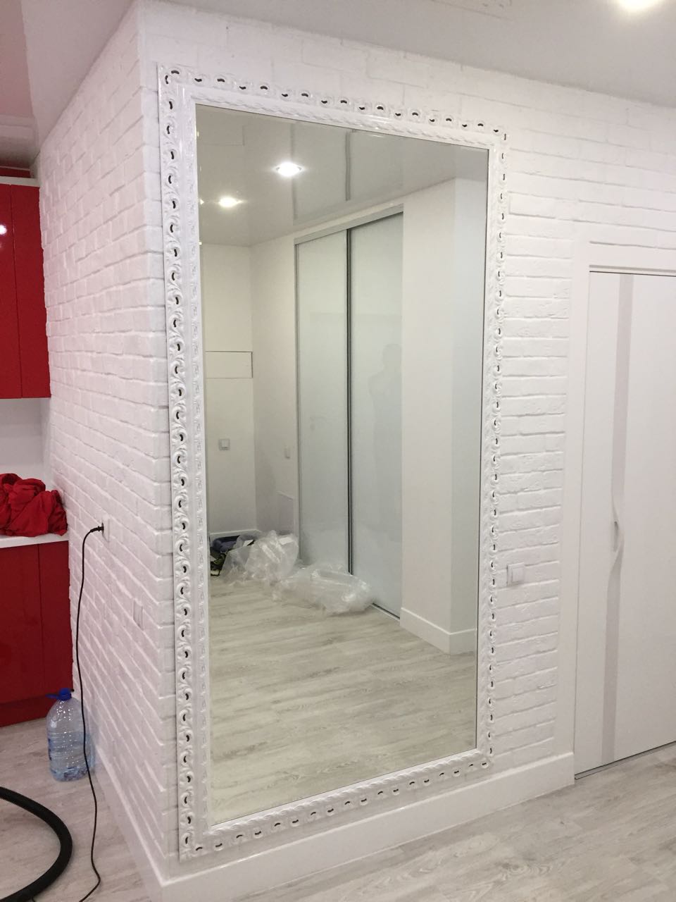 Зеркало в виде двери