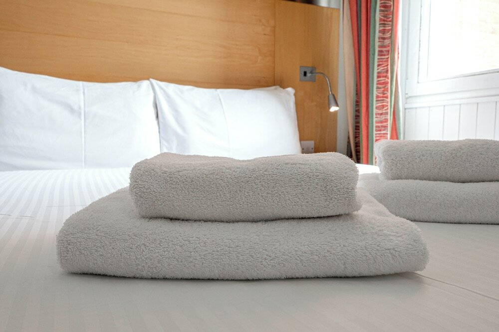 Фото Maiden Oval Hotel