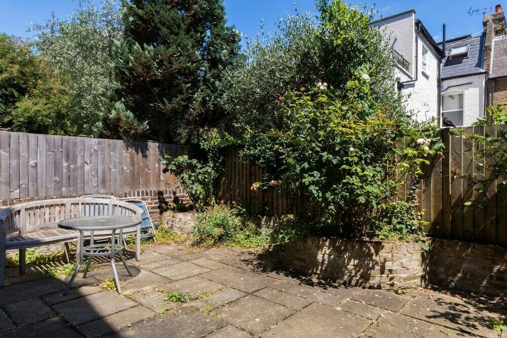 Фото Traditional 5 Bed Family Home Near theTube