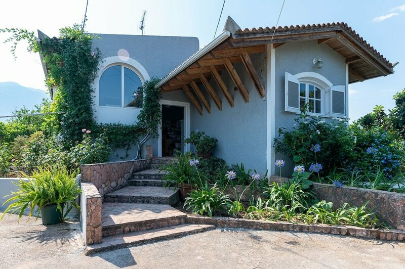 Гостиница Serene Seaside Bliss - Lush & Secluded Garden Oasis