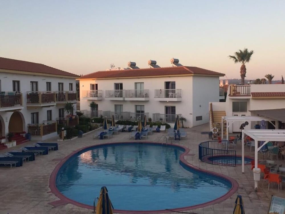 Фото Cosmelenia Hotel Apartments