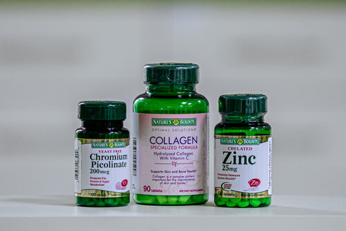 Трусики киіп тұрған үлкен бөкселері бар әйелдер