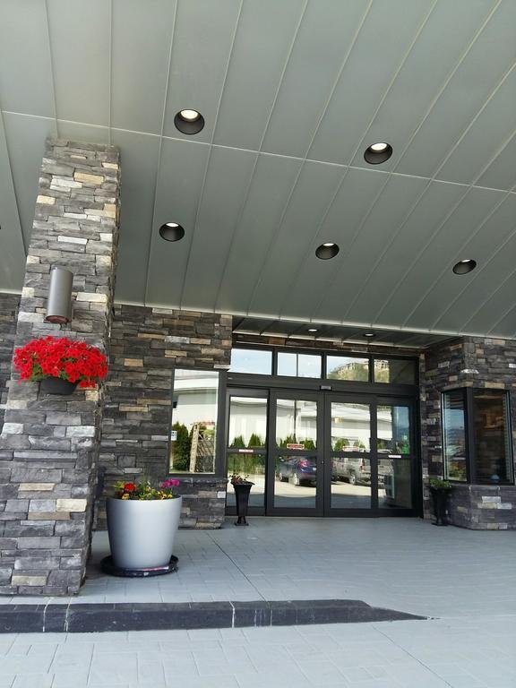 Фото Comfort Suites Kelowna