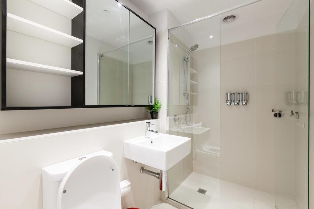 Фото Little Collins St - Beyond A Room Private Apartments