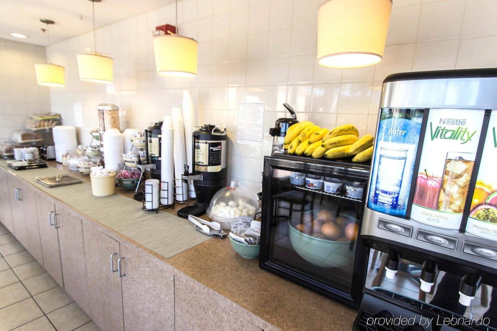 Фото Econo Lodge Inn & Suites Near Florida Mall