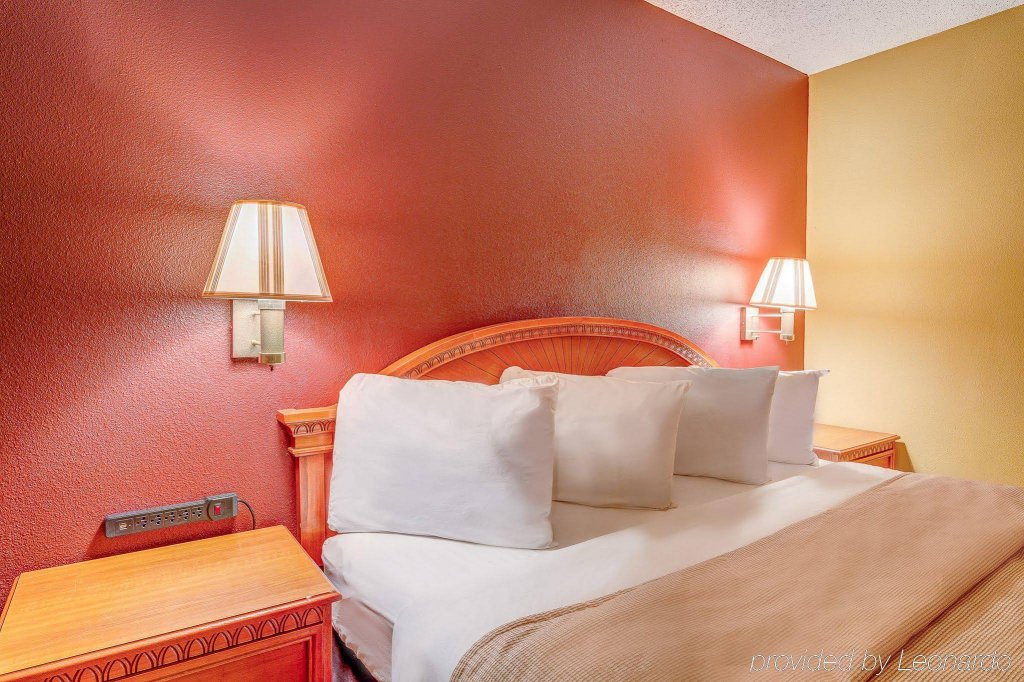 Фото HomeTowne Studios by Red Roof Amarillo West