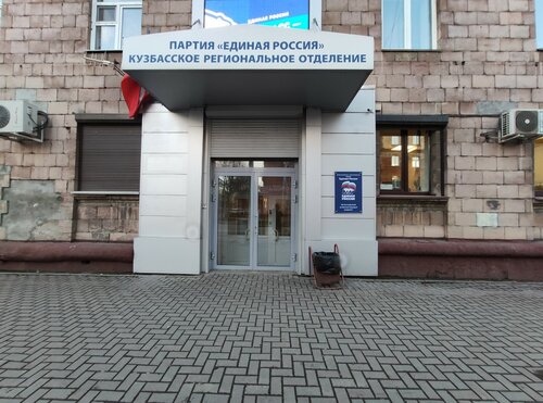 Qizlar telefonlarida yalangoch suratga tushishadi