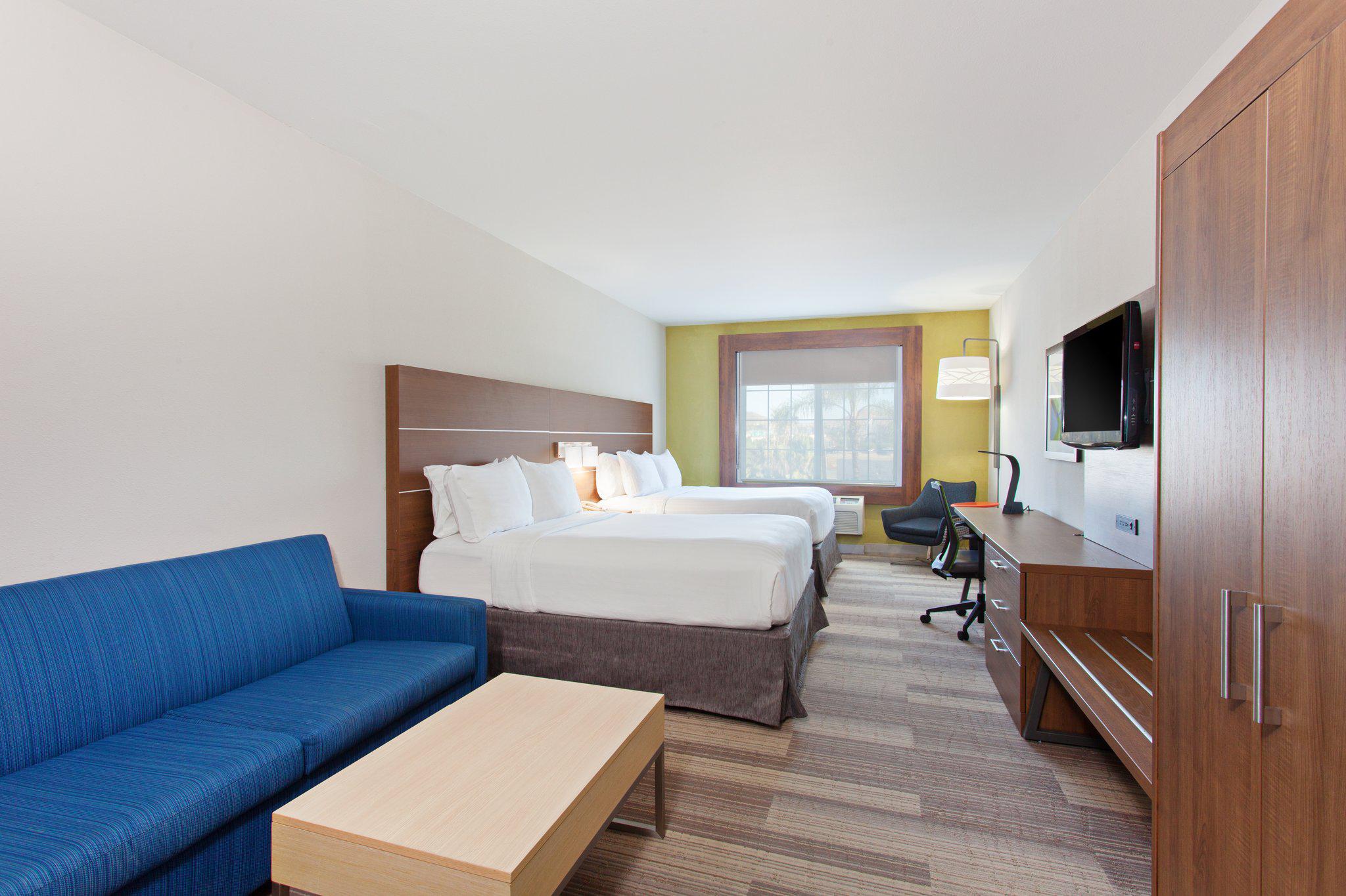Фото Holiday Inn Express Hotel & Suites Corona, an Ihg Hotel