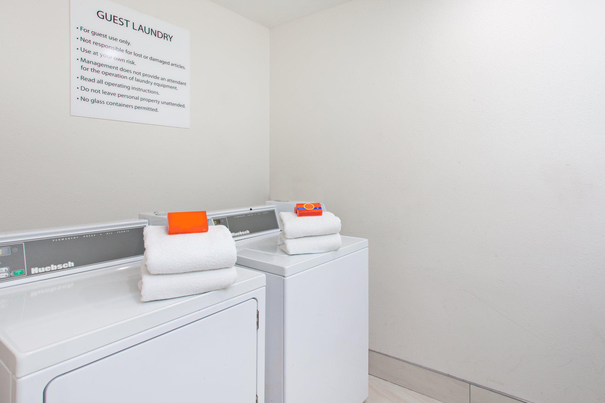 Фото Holiday Inn Express Hotel & Suites Corona, an Ihg Hotel