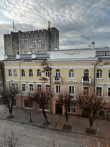 В центре