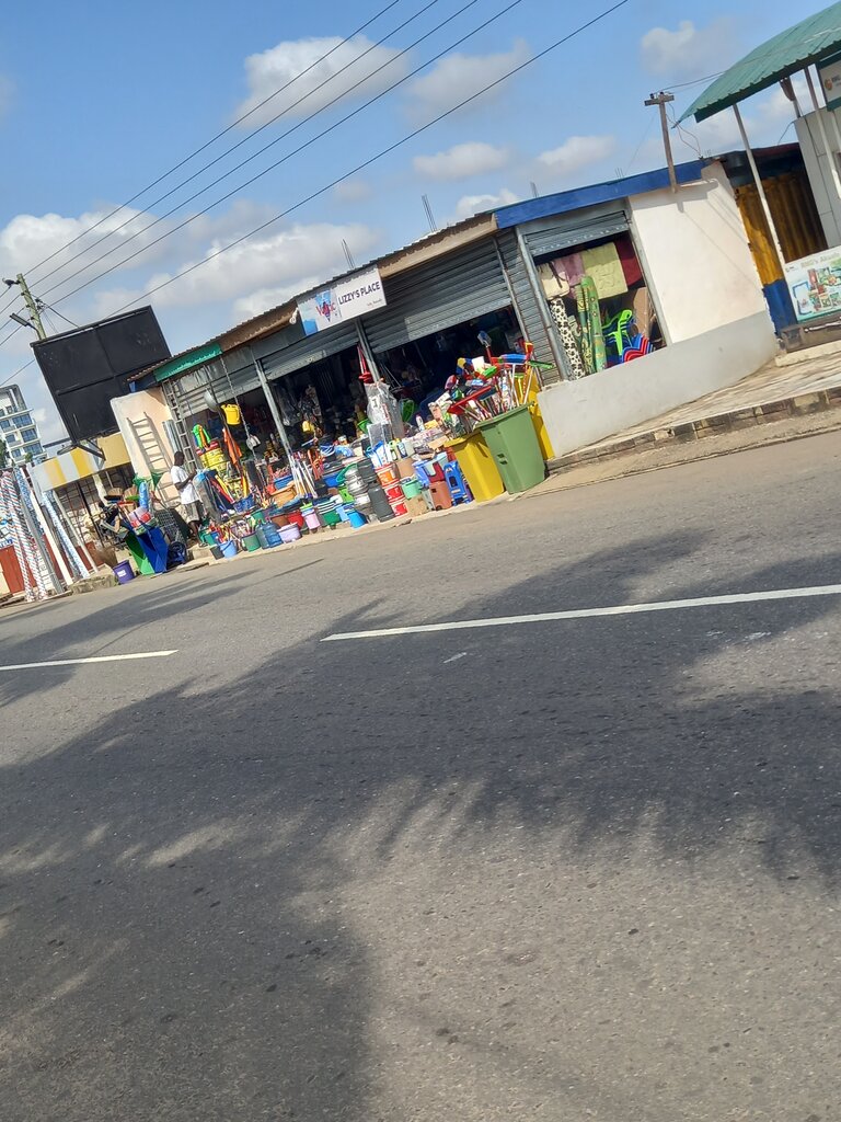 Construction tools Lizzy’s Place, Accra, photo