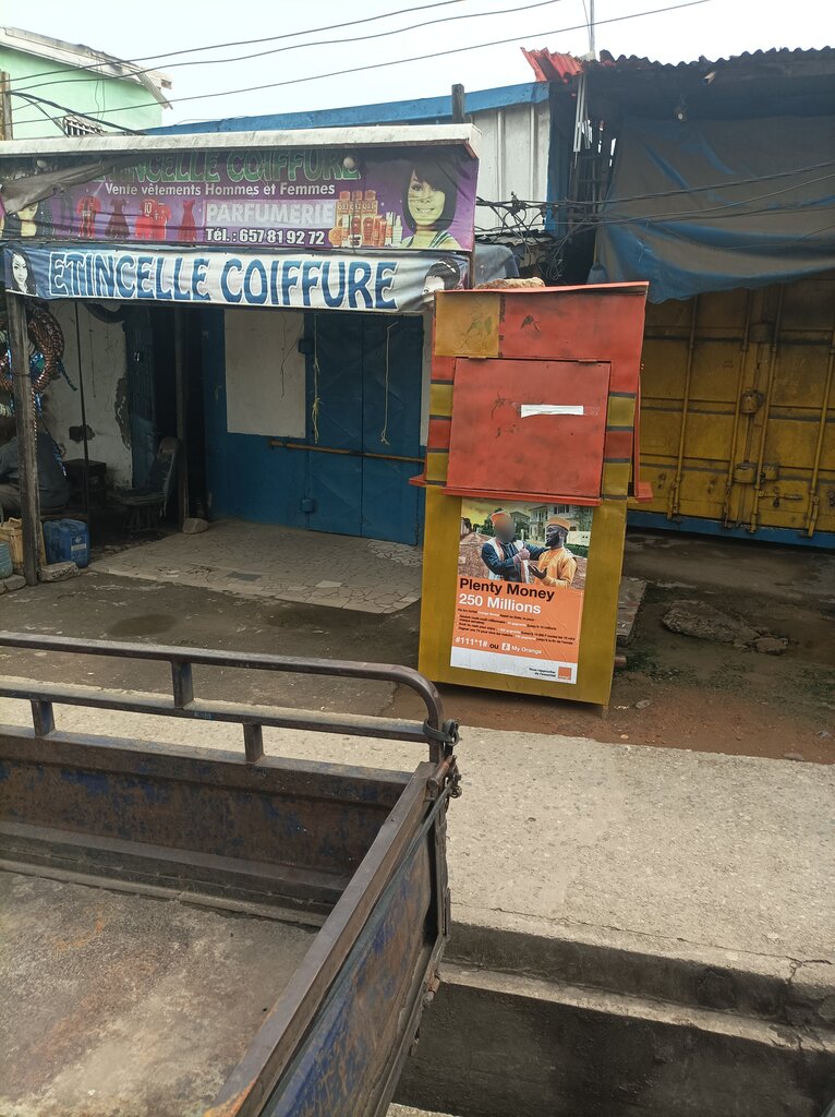 Perfume and cosmetics shop Tendance Fashion, Douala, photo