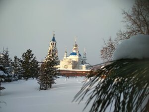 Церковь Успения Пресвятой Богородицы в Новоуткинске (ул. Свердлова, 1А, посёлок Новоуткинск), православный храм в Свердловской области