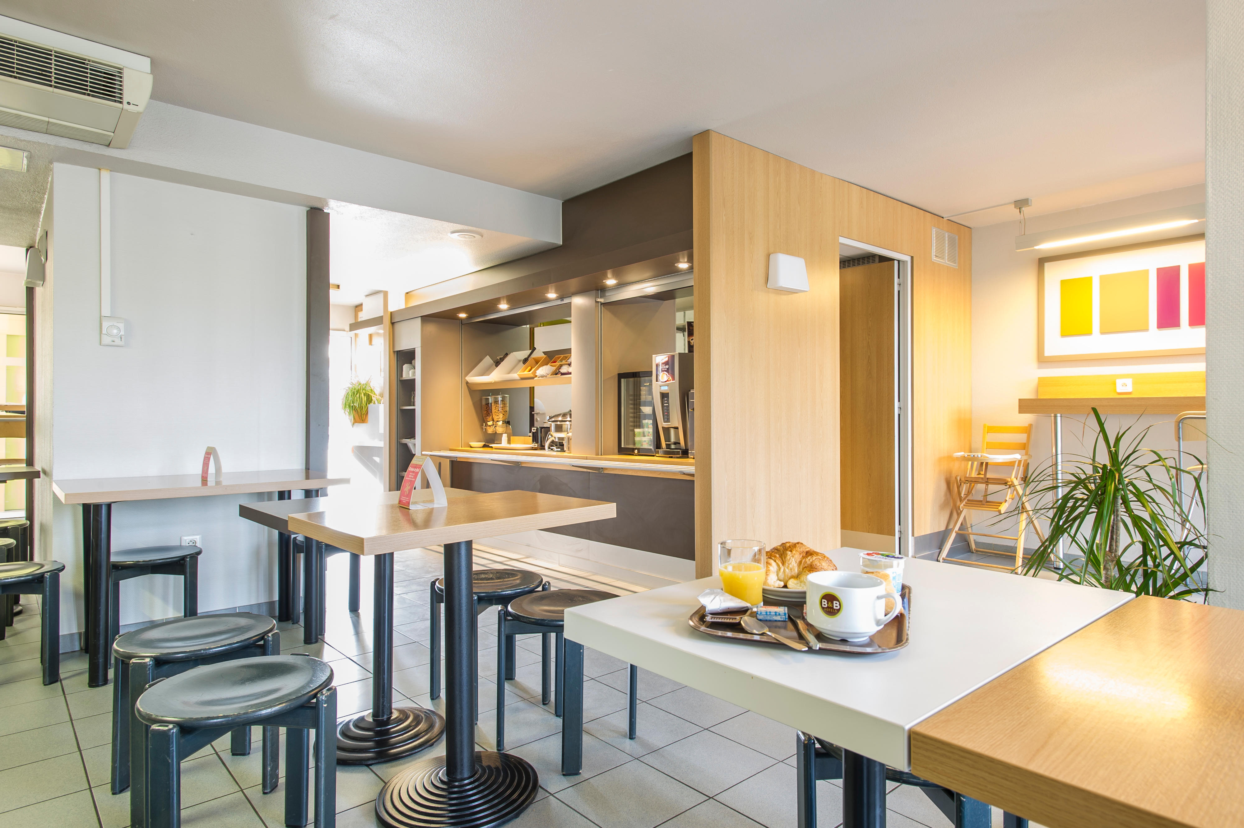 Фото B&b Hotel Avignon - 1