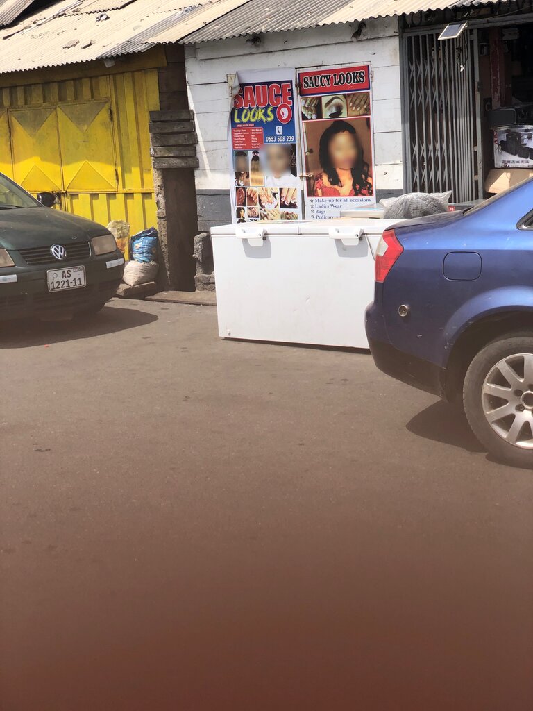 Hairdresser Sauce Looks, Accra, photo