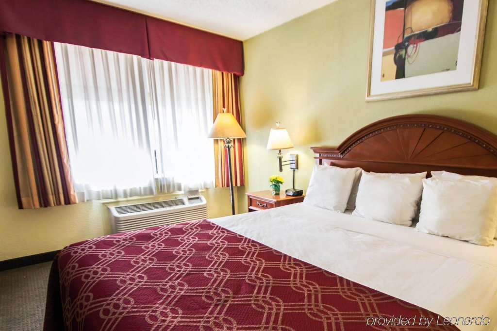 Фото Econo Lodge Inn & Suites Near Florida Mall