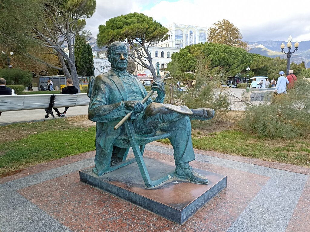 Genre sculpture Памятник М. Пуговкину, Yalta, photo