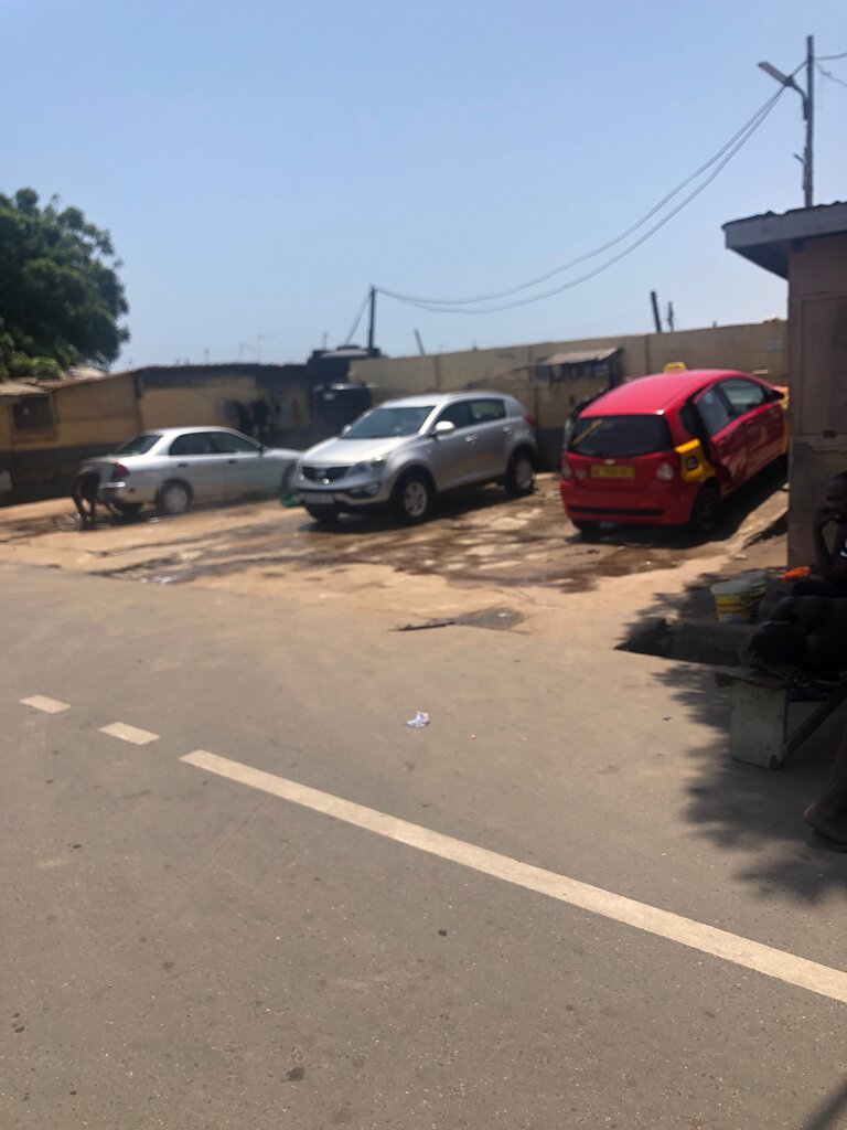 Car wash Osu Night Marker Washing Bay, Accra, photo