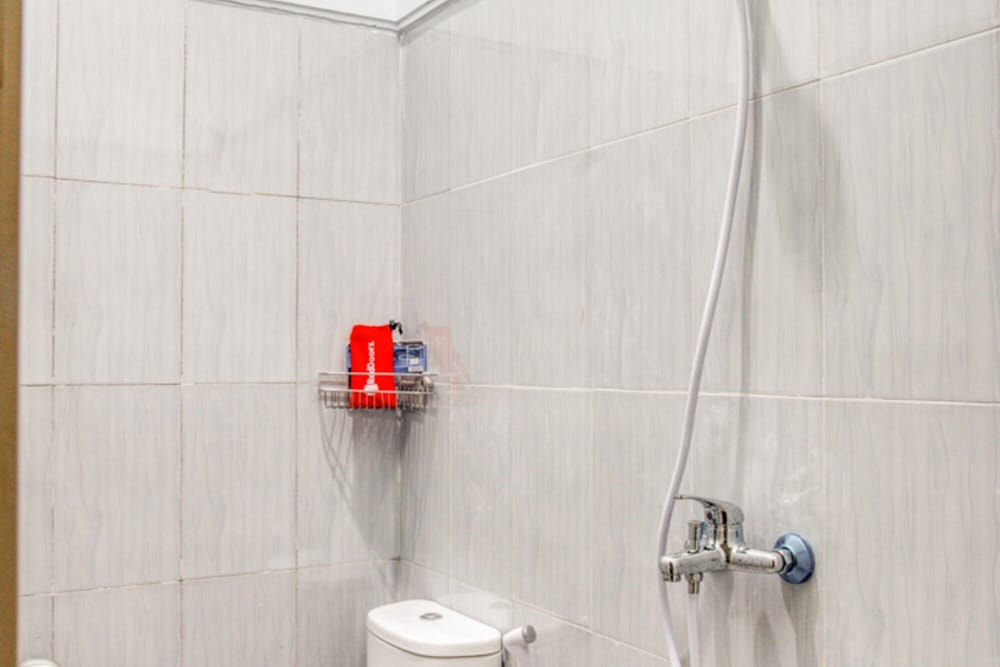 Фото RedDoorz near Taman Mini Jakarta