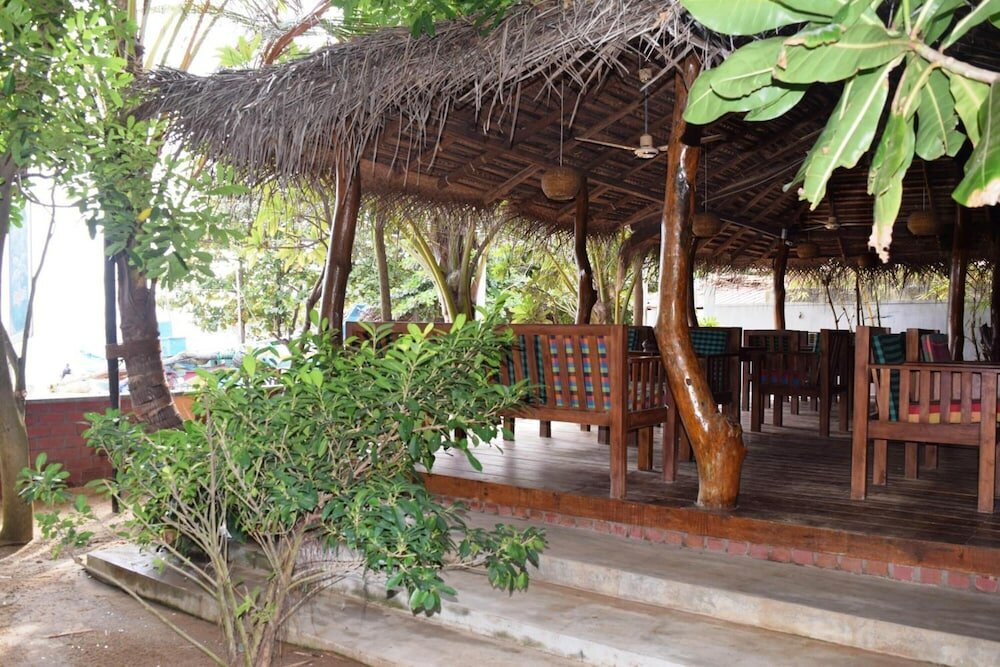 Фото Rupa's Hotel Arugambay