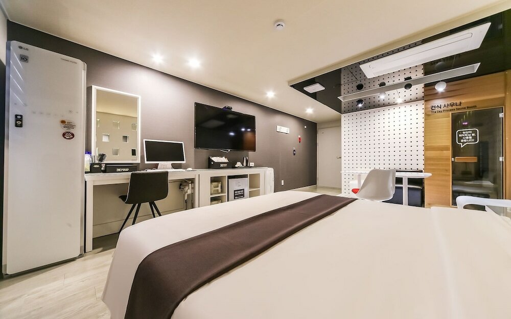 Фото Design Hotel 2ne1 Jukdo Market Pohang