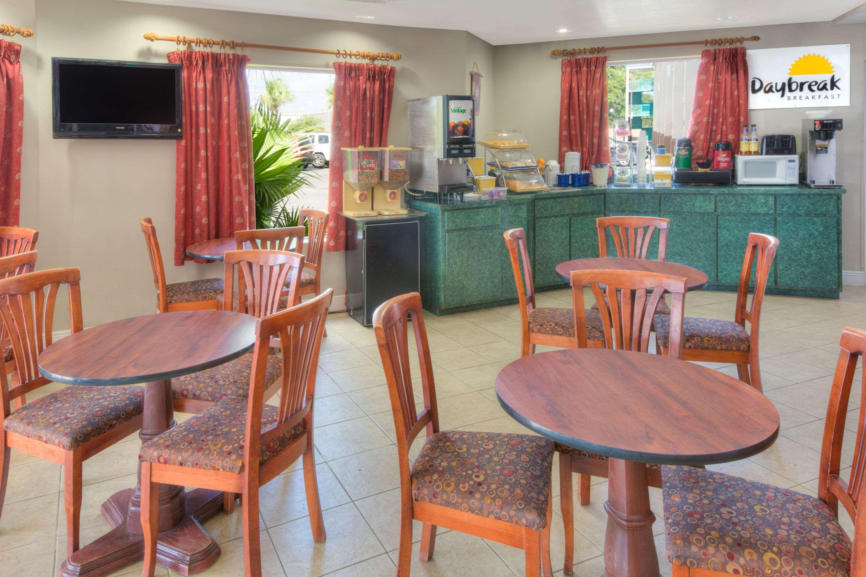 Фото Days Inn by Wyndham Gulfport