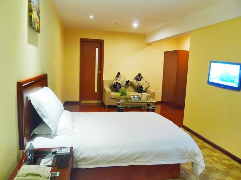 Фото GreenTree Guiyang Shifu Court Street Hotel