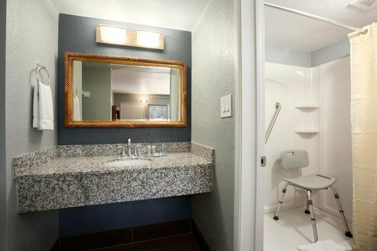 Фото Travelodge by Wyndham Flagstaff Near I-40