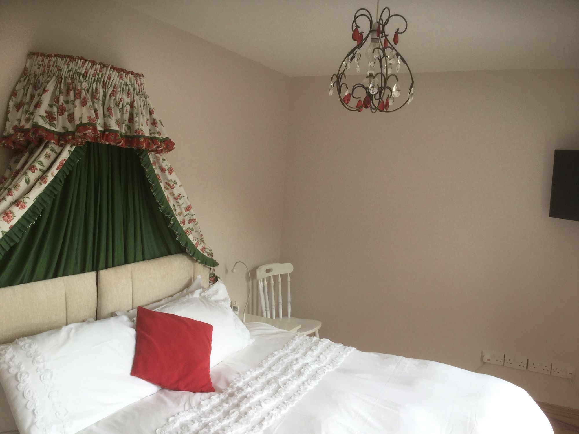 Фото Five Oaks Bed & Breakfast