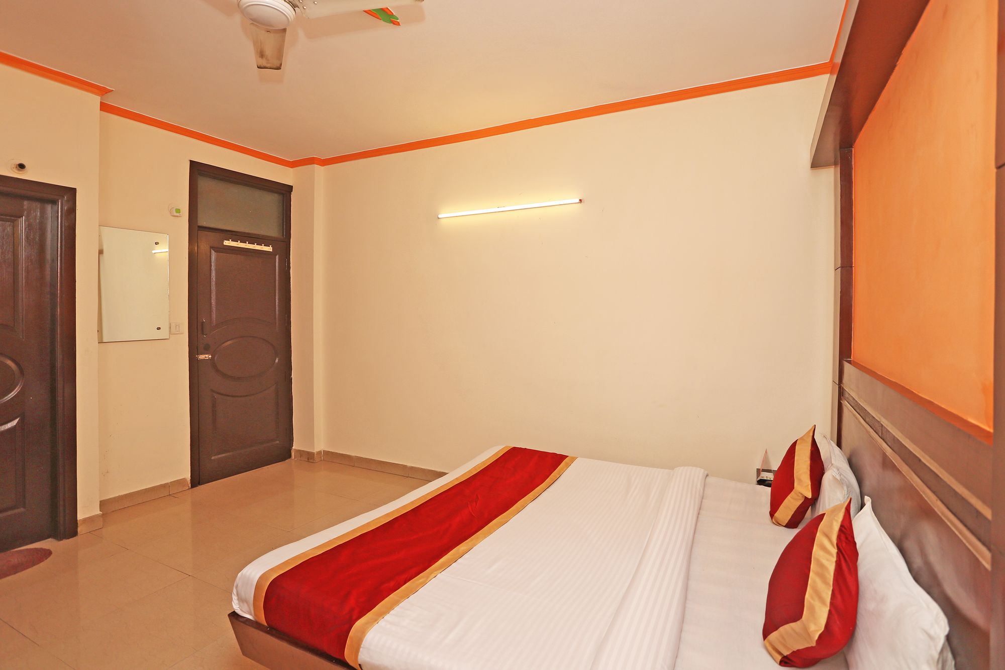 Фото Oyo 9726 Hotel Aura Palace Deluxe