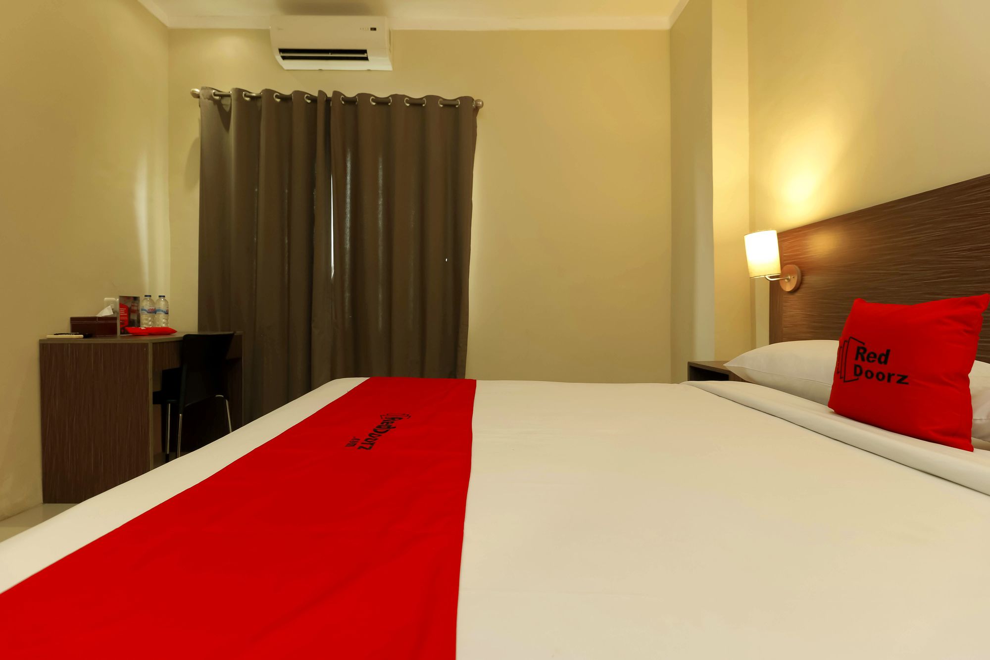 Фото RedDoorz Plus near Pantai Losari