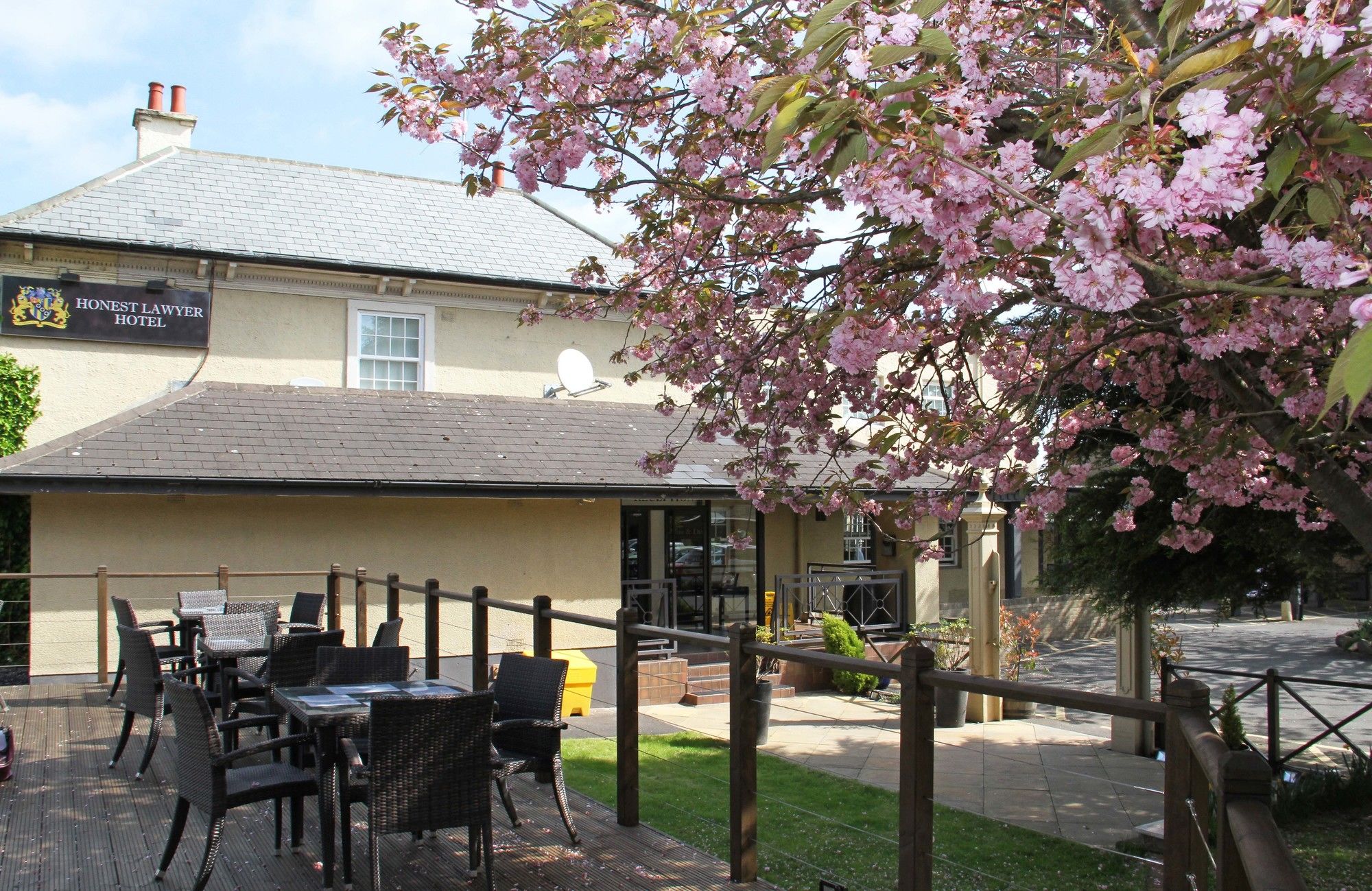 Фото Honest Lawyer Hotel