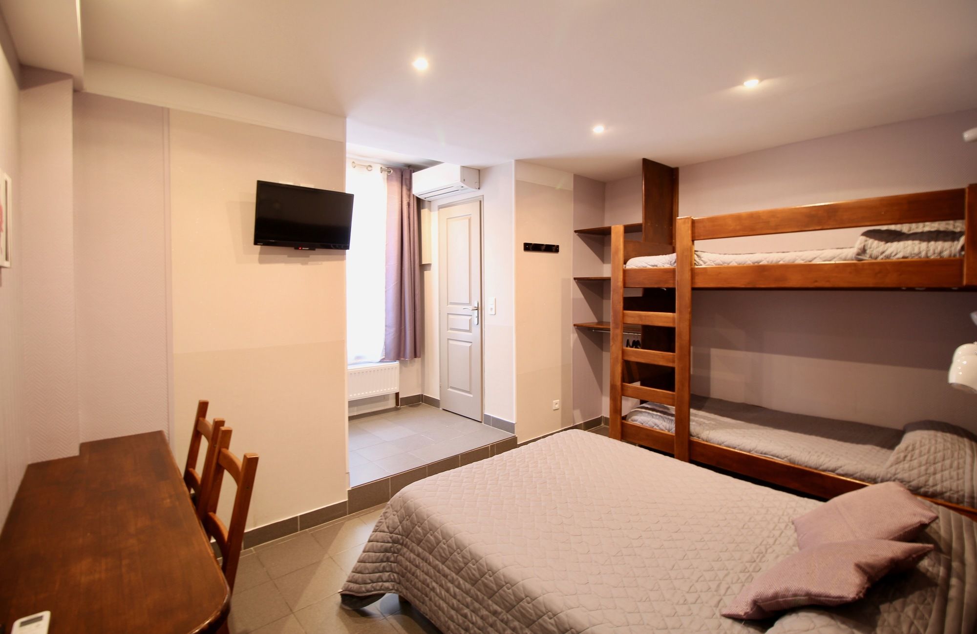 Фото Hôtel des Pyrénées