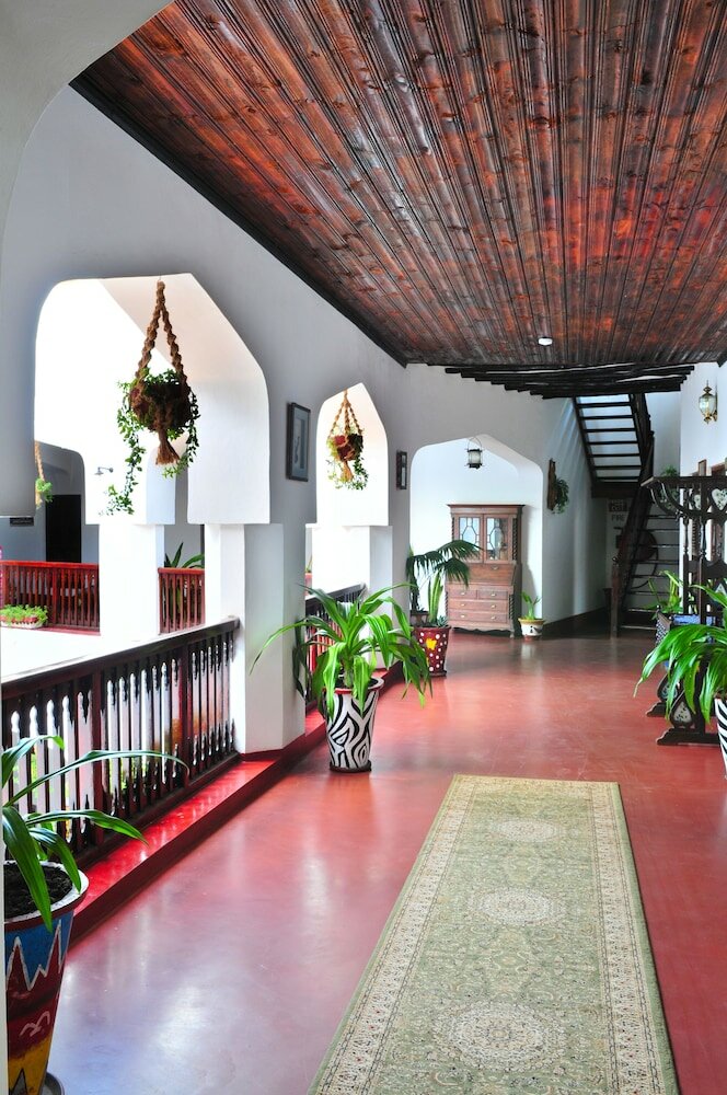 Фото Dhow Palace Hotel